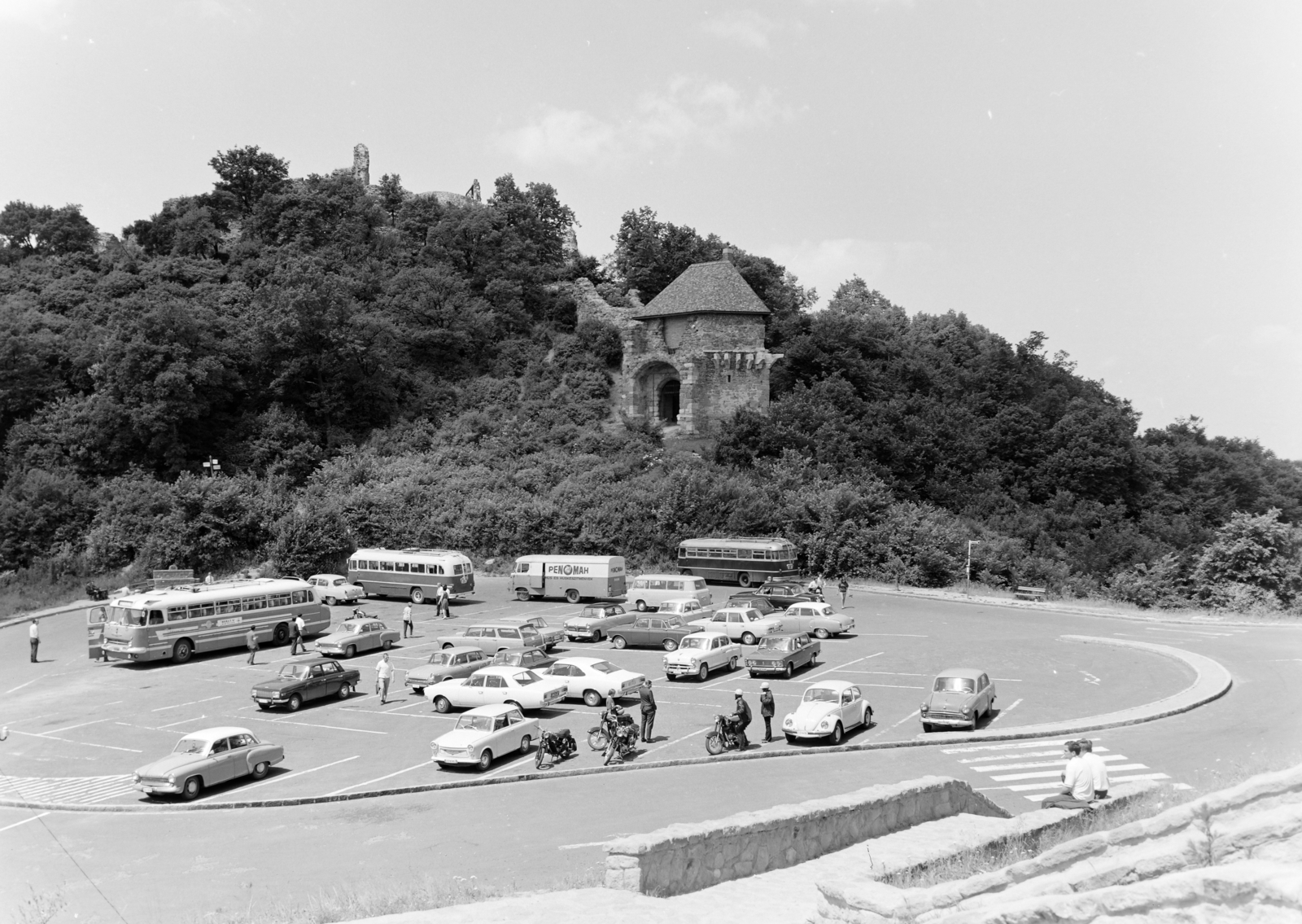 Hungary, Visegrád, a Fellegvár kaputornya a parkoló felől nézve., 1970, FŐFOTÓ, car park, Fortepan #208958