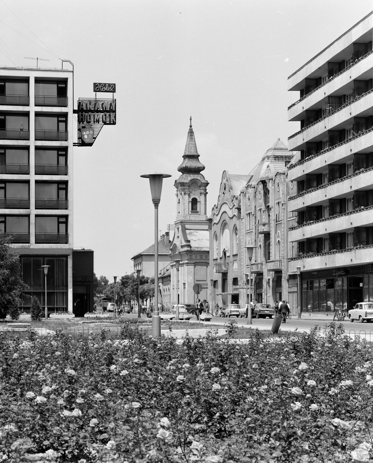 Magyarország, Kecskemét, Kossuth tér, Aranyhomok Hotel, középen háttérben a görögkeleti szerb templom., 1970, FŐFOTÓ, Fortepan #208959