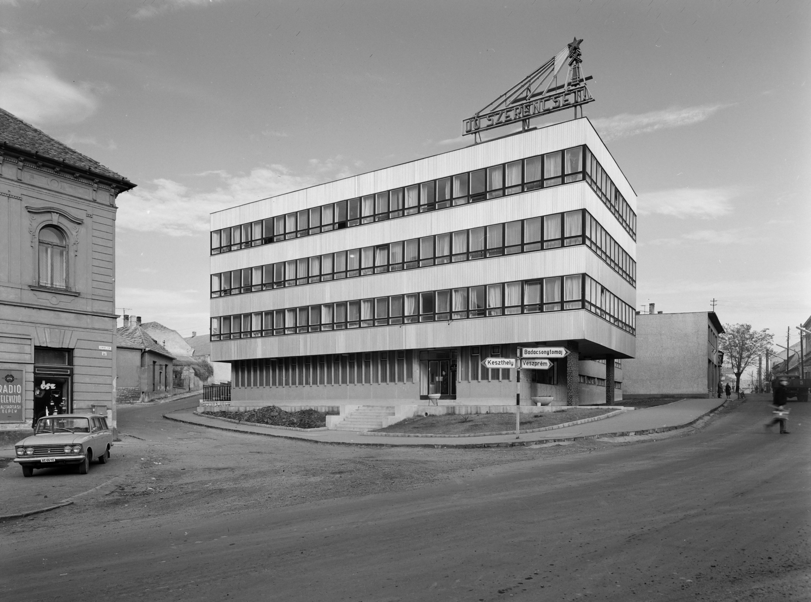 Hungary, Tapolca, Fő (Lenin) tér, szemben az Iskola utca - Kossuth Lajos utca sarkán a Bakonyi Bauxitbánya Vállalat igazgatósága., 1970, FŐFOTÓ, Fortepan #208975