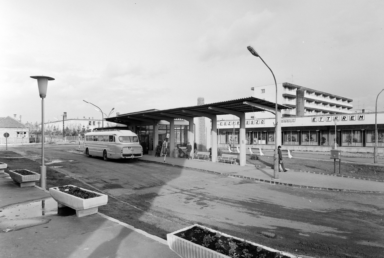 Hungary, Tapolca, Hősök tere, MÁVAUT autóbusz-pályaudvar. Jobbra a Bauxit étterem és eszpresszó., 1970, FŐFOTÓ, Fortepan #208984