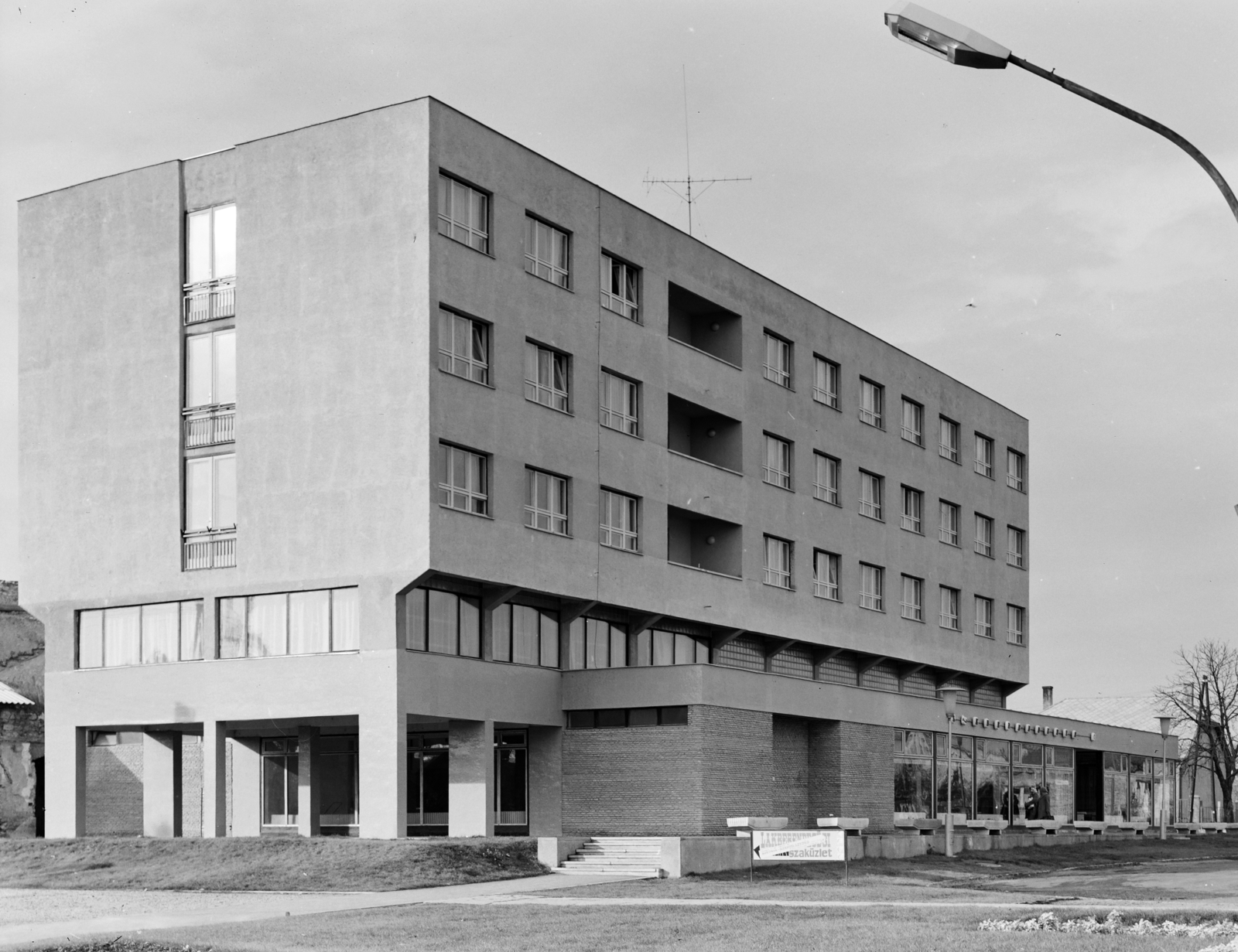 Hungary, Tapolca, Hősök tere, jobbra az Ady Endre utca., 1970, FŐFOTÓ, Fortepan #208985