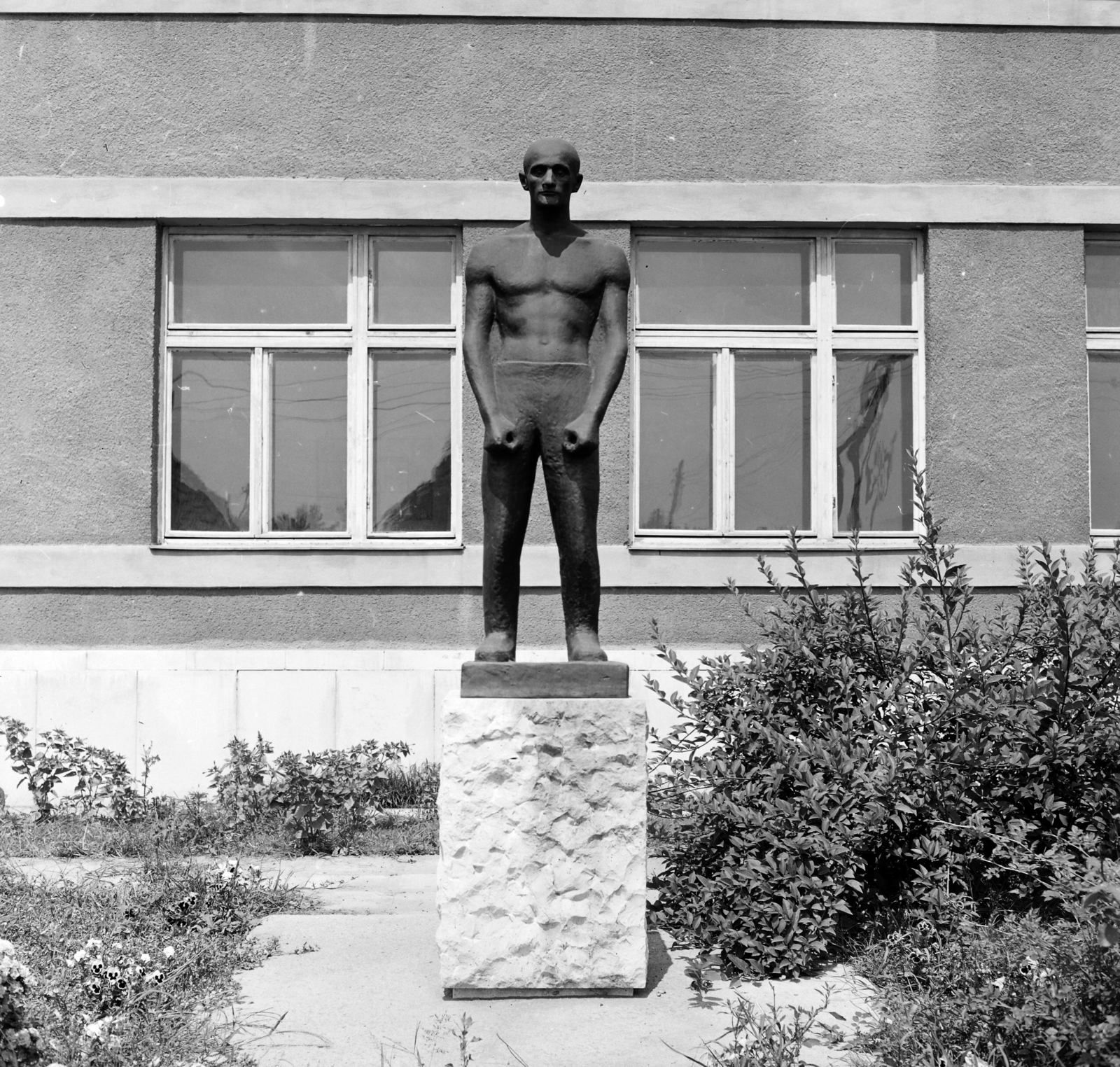 Hungary, Vecsés, Halmy József (Kun Béla) tér 1., a 4. sz Kun Béla Téri Általános Iskola (később Halmi Telepi Általános Iskola) előtt Goldmann György 1968-ban felállított Munkás című szobra., 1970, FŐFOTÓ, Fortepan #208992