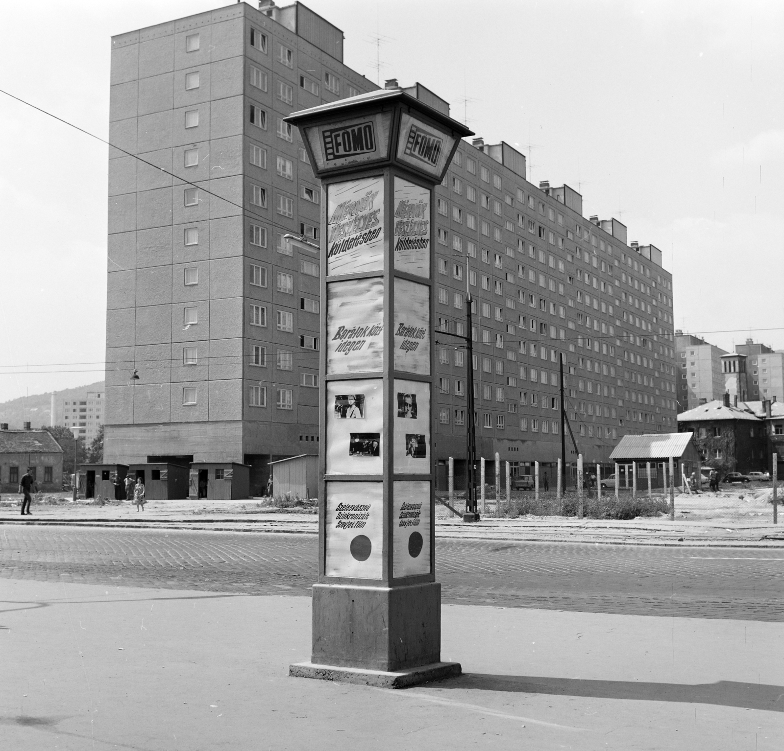 Hungary, Óbuda, Budapest III., Szentendrei út, a Fővárosi Moziüzemi Vállalat (FŐMO) által forgalmazott filmek hirdetőoszlopa a Miklós utcai autóbusz-végállomásnál., 1970, FŐFOTÓ, Budapest, Fortepan #208996