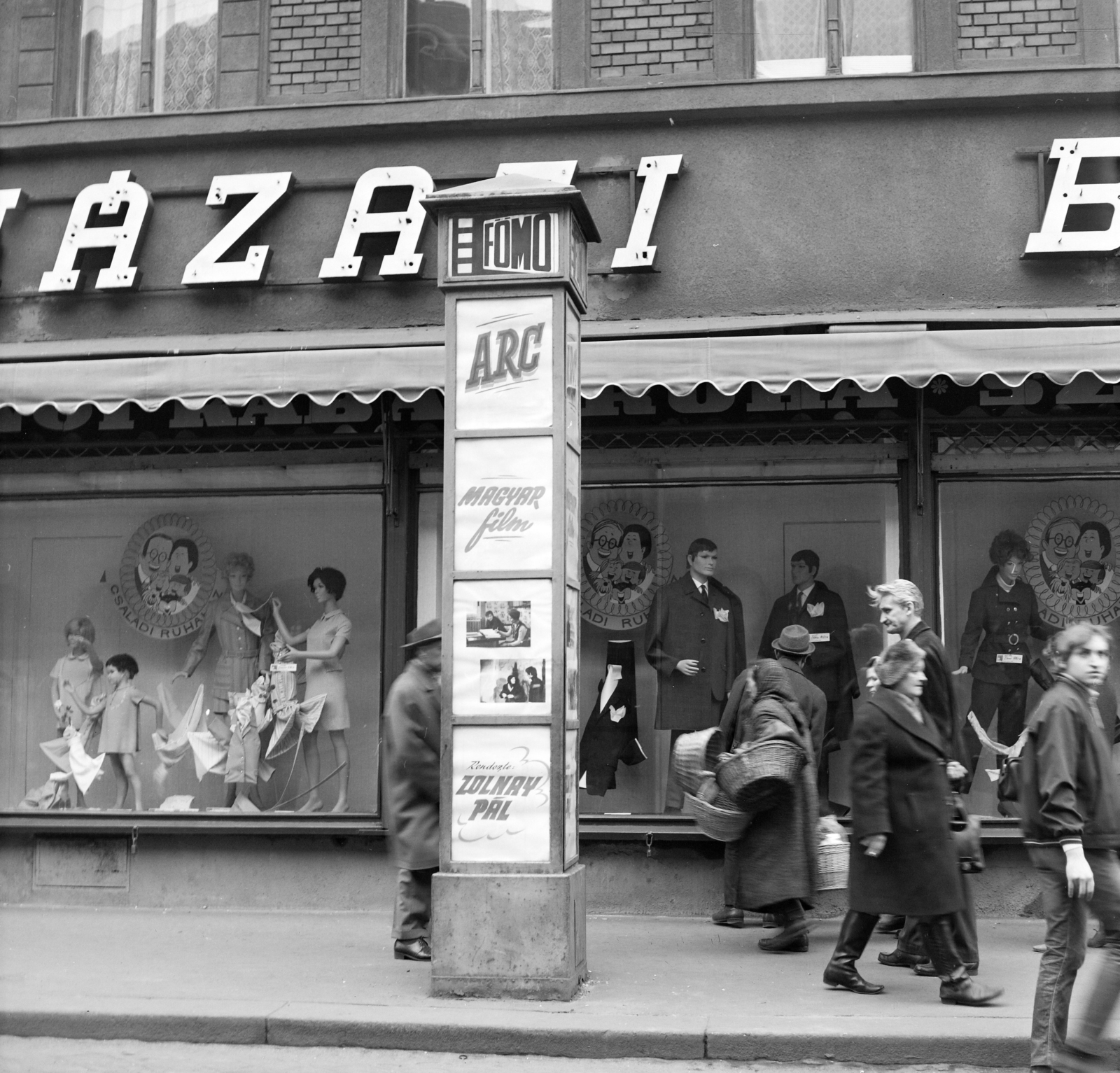 Hungary, Budapest VII., Thököly út, a Fővárosi Moziüzemi Vállalat (FŐMO) által forgalmazott filmek hirdetőoszlopa a 24-es számú ház előtt., 1970, FŐFOTÓ, Budapest, Fortepan #208998