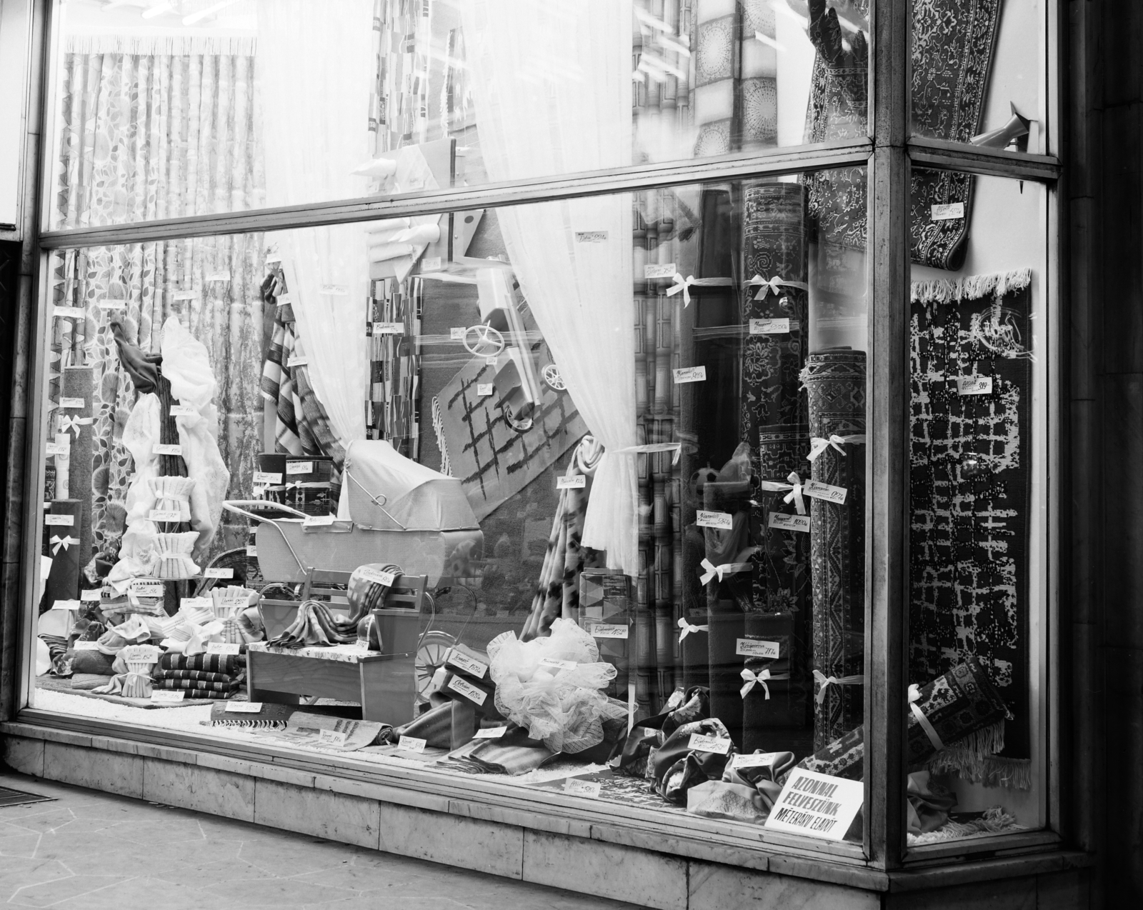 Magyarország, Budapest V., Kossuth Lajos utca 7-9., az Úttörő Áruház kirakata., 1970, FŐFOTÓ, kirakat, babakocsi, szőnyeg, Budapest, Fortepan #209001