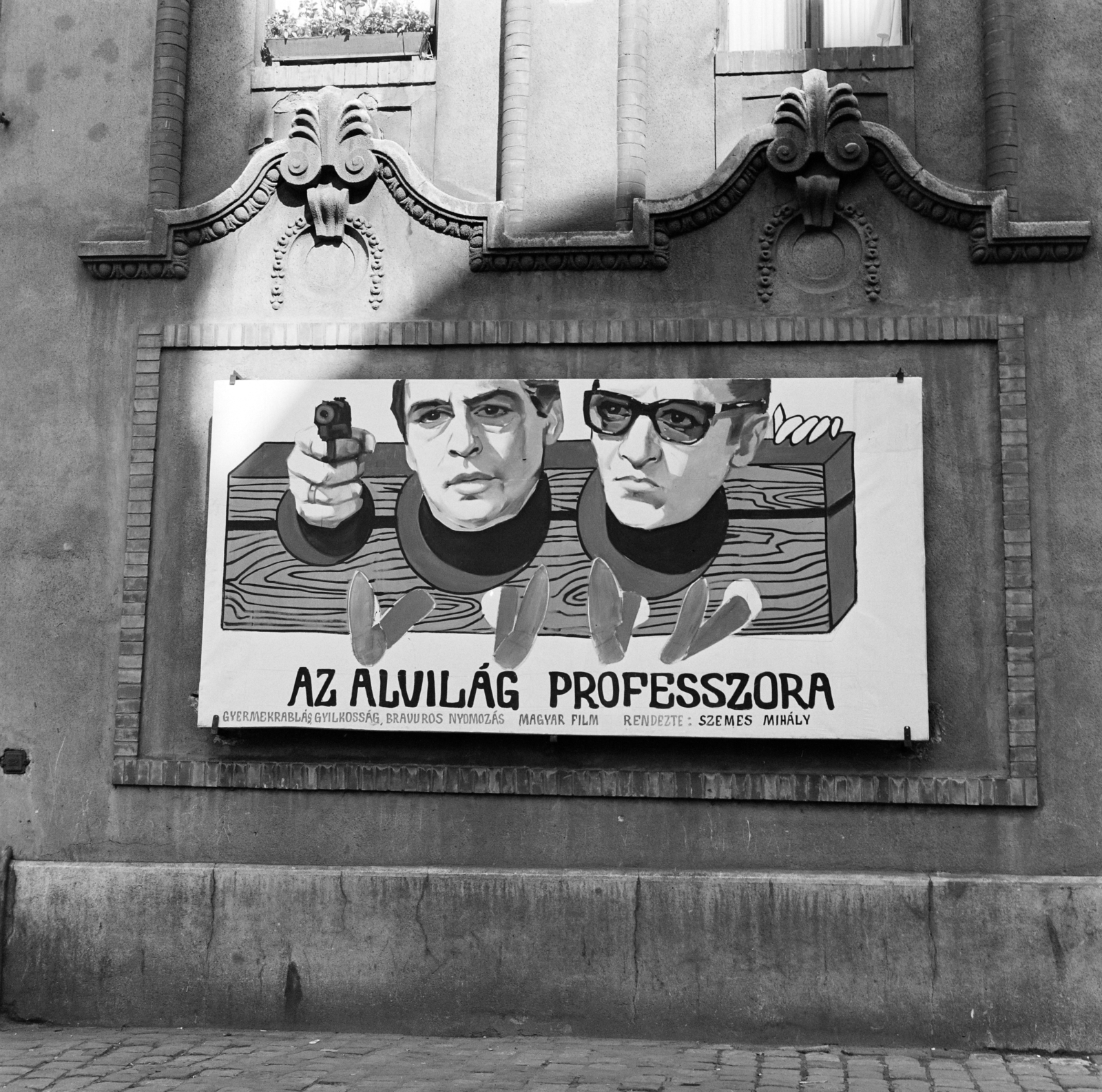 Hungary, Budapest VI., a Westend-ház Nyugati (Marx) tér felől homlokzata. A Fővárosi Moziüzemi Vállalat (FŐMO) által forgalmazott film plakátja., 1970, FŐFOTÓ, Budapest, movie poster, Fortepan #209006