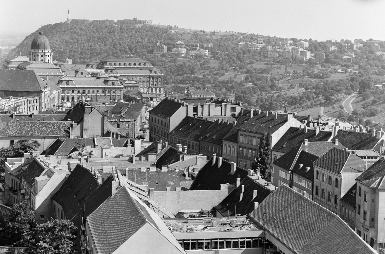 Magyarország, budai Vár, Budapest I., kilátás a Mátyás-templom tornyából a Gellért-hegy felé, középen a Budavári Palota (korábban Királyi Palota)., 1969, FŐFOTÓ, Budapest, Fortepan #209018