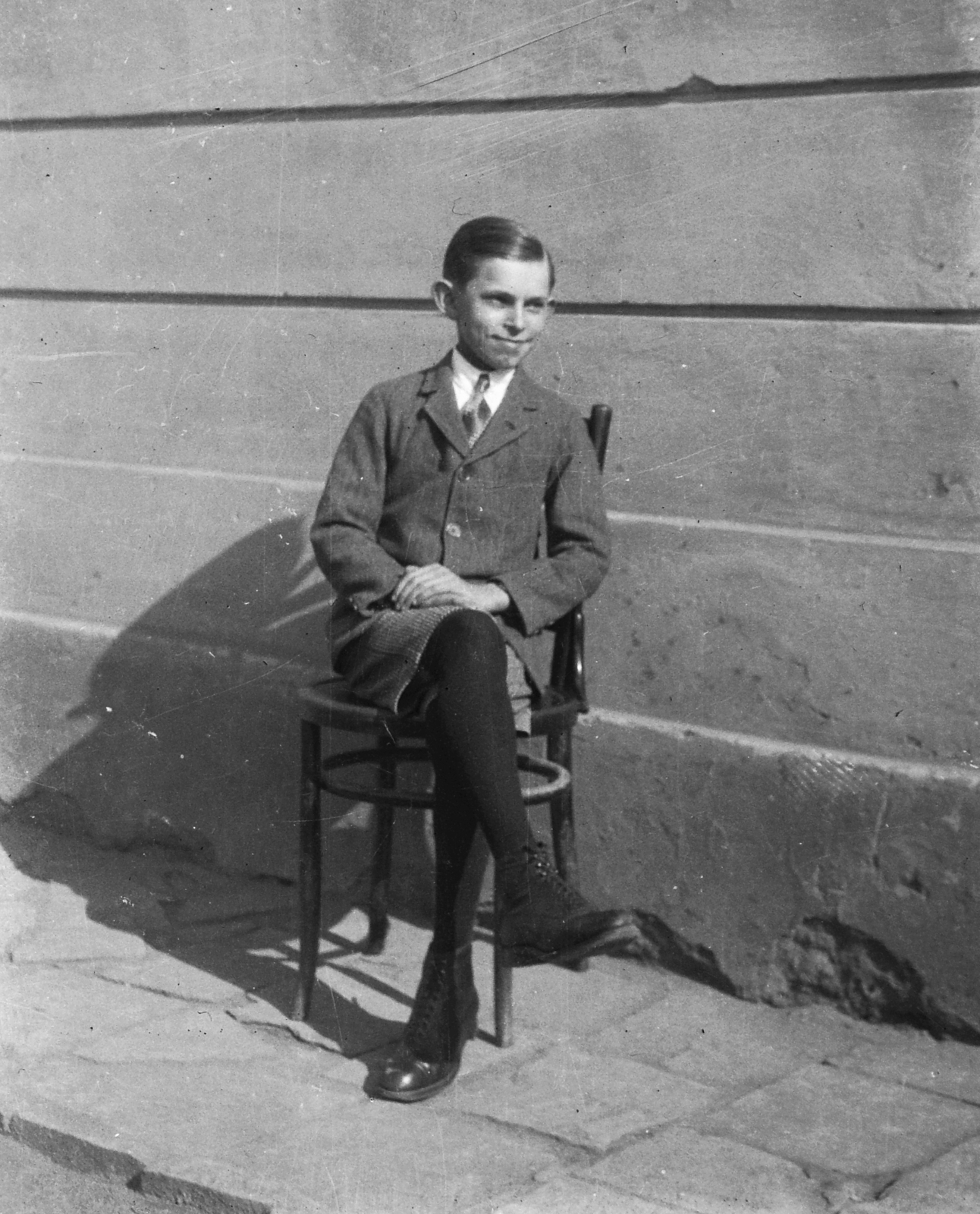 1925, Hegedűs Judit, portrait, tonett, boy, kid, leg over leg, chair, Fortepan #20902