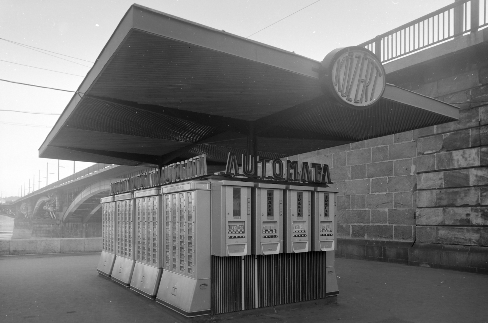 Hungary, Budapest II., a felvétel a Margit híd budai hídfőjénél a HÉV végállomásánál készült. Cigaretta és étel automata., 1965, FŐFOTÓ, buffet, food-dispensing machine, Budapest, Közért Company, Fortepan #209030