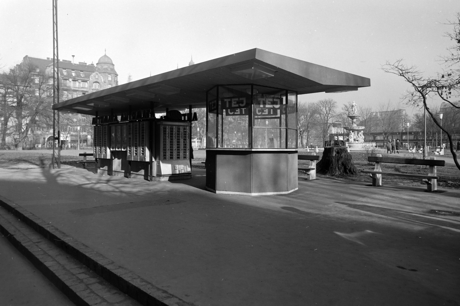 Magyarország, Budapest V., Erzsébet (Engels) tér, tejivó, cigaretta és étel automata. Jobbra a háttérben a Danubius-kút., 1965, FŐFOTÓ, ételautomata, Budapest, Fortepan #209033