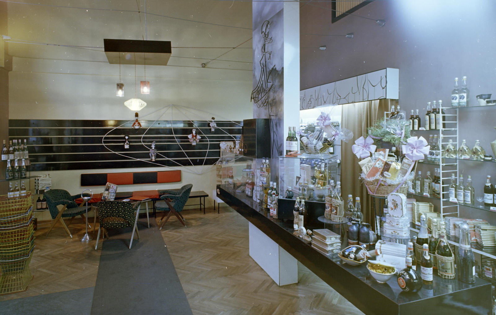 Hungary, Budapest V., Kígyó utca 5., Csemege Ajándékbolt., 1965, FŐFOTÓ, Show window, drink, shop interior, Budapest, sweets, display, Fortepan #209036