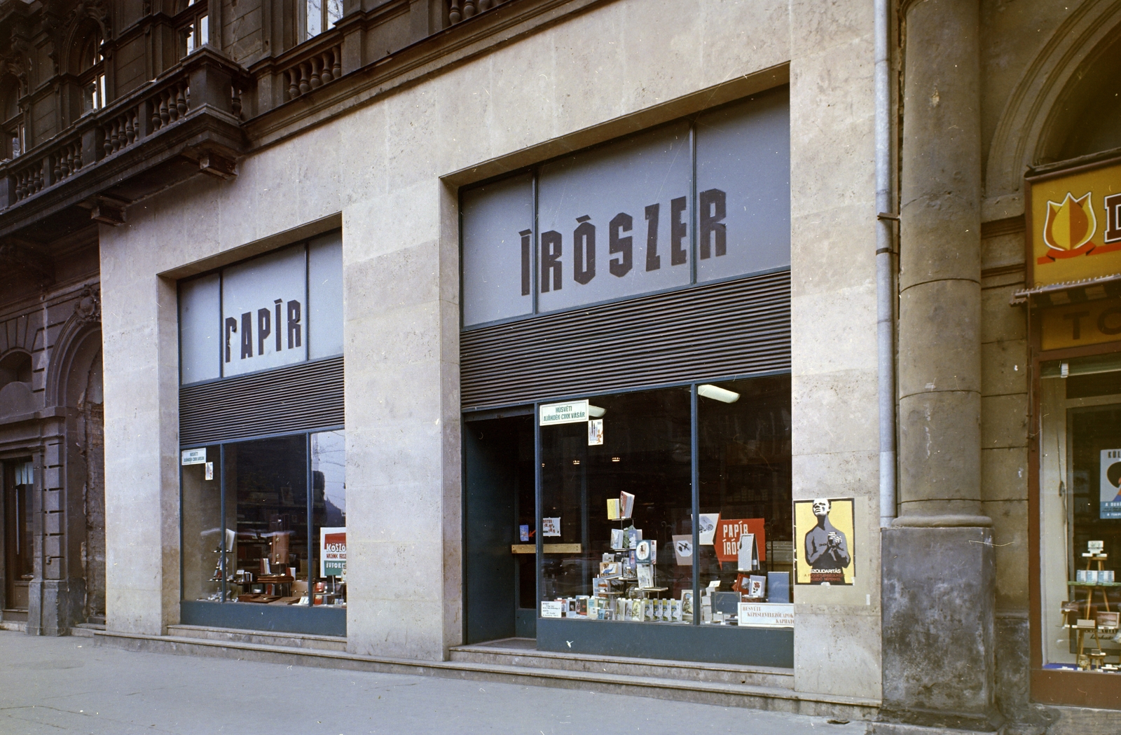 Hungary, Budapest V., Bajcsy-Zsilinszky út 60., 1965, FŐFOTÓ, Show window, poster, stationery, Budapest, paper shop, Fortepan #209039