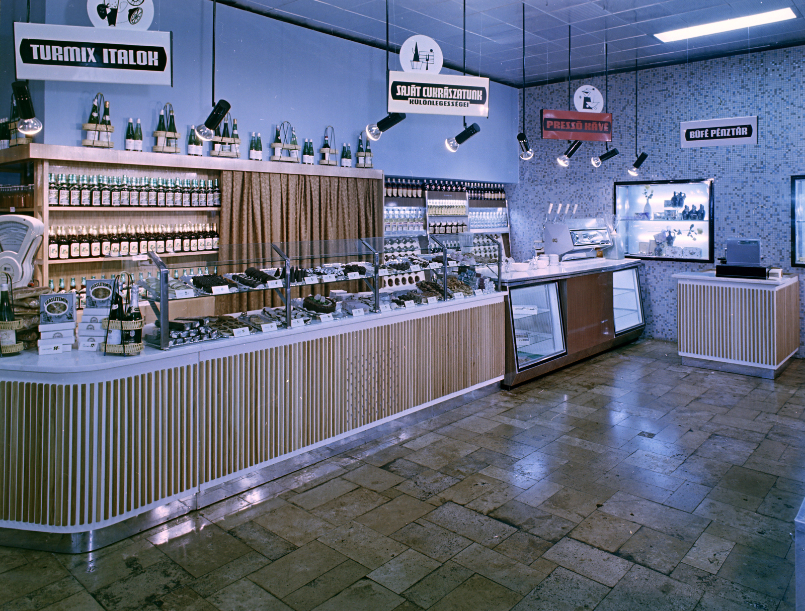 Magyarország, Budapest II., Margit körút (Mártírok útja) 1., Csemege ABC Áruház., 1965, FŐFOTÓ, élelmiszer, pénztár, üzletbelső, Budapest, árukínálat, színes, Fortepan #209054