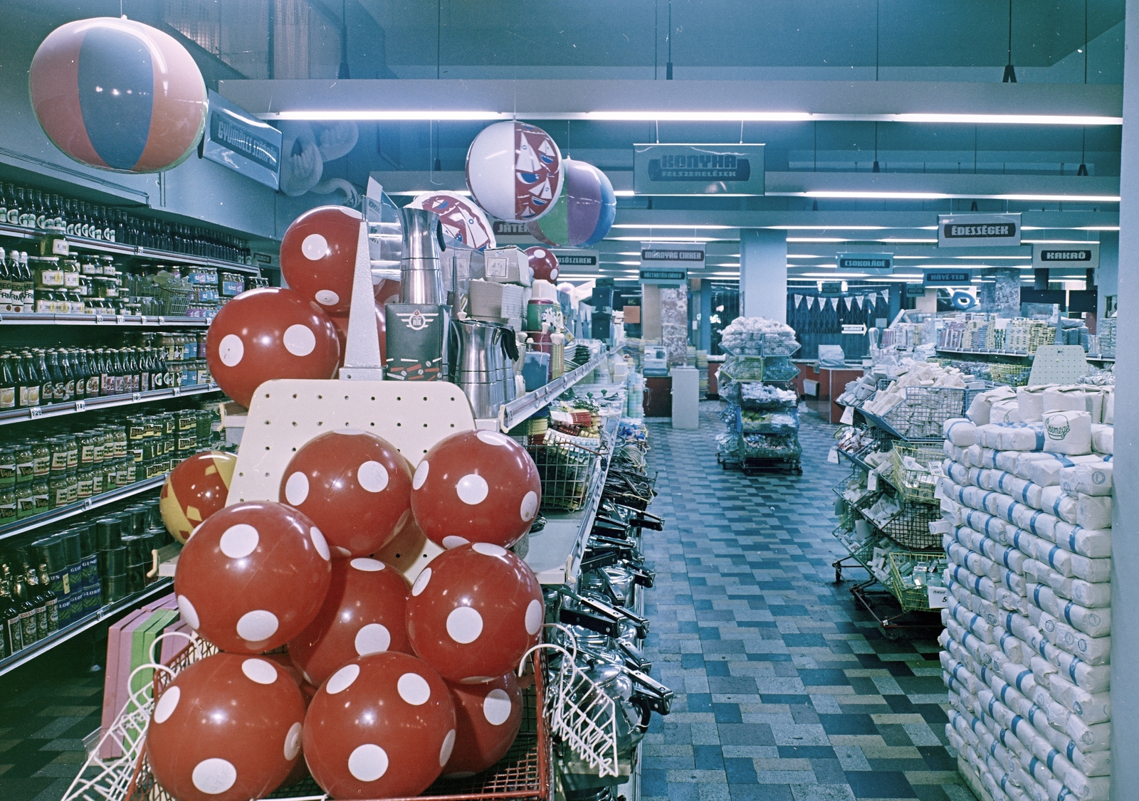 Hungary, Budapest XIII., Szent István körút 30., Csemege ABC Áruház., 1965, FŐFOTÓ, grocery store, drink, rowing boat, ball, shop interior, Budapest, Csemege enterprise, display, Fortepan #209057