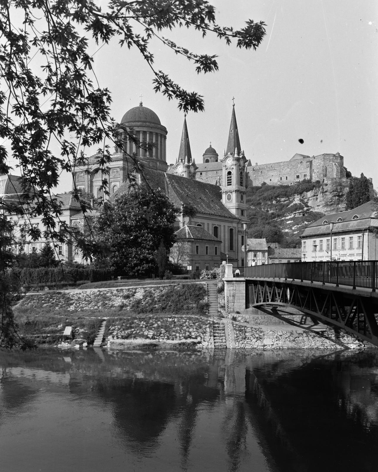 Hungary, Esztergom, középen a Loyolai Szent Ignác-templom, jobbra a Kossuth híd, fent a Bazilika., 1967, FŐFOTÓ, Fortepan #209072