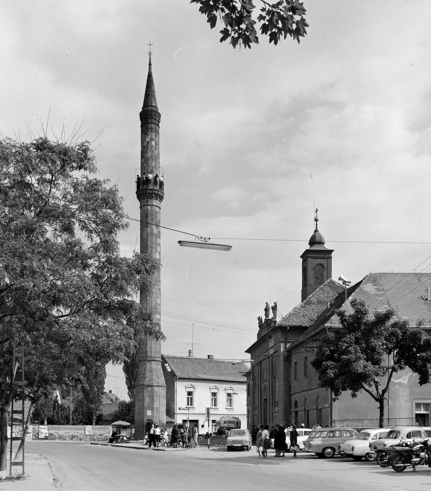 Hungary, Eger, Minaret a Knézich Károly utcából nézve, jobbra a Szent Sebestyén vértanú templom (volt Irgalmasok temploma)., 1967, FŐFOTÓ, Fortepan #209080