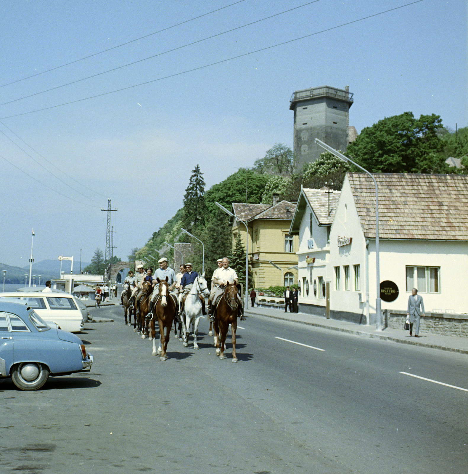 Hungary,Danube Bend, Visegrád, a 11- es főút a hajóállomás közelében, balra a háttérben a Városkapu. Szemben az Alsóvár lakótornya / Salamon-torony., 1967, FŐFOTÓ, colorful, Fortepan #209089