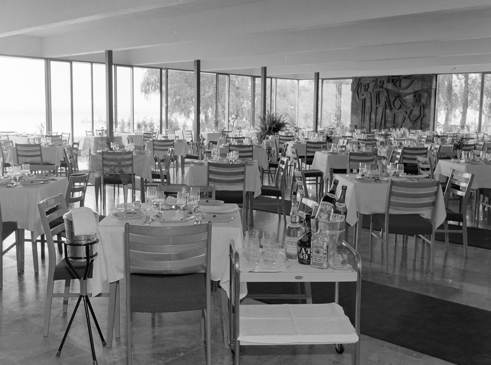 Hungary,Lake Balaton, Siófok, a Hotel Európa étterme, a tartópillér kerámiaburkolatát Garányi József keramikus készítette 1966-ban., 1967, FŐFOTÓ, Fortepan #209107