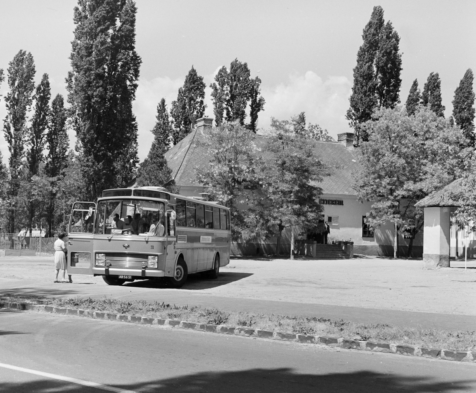 Hungary,Lake Balaton, Szántód, Révcsárda, a bejárat mellett jobbra Csokonai-emléktábla.
, 1967, FŐFOTÓ, bus, Fortepan #209109
