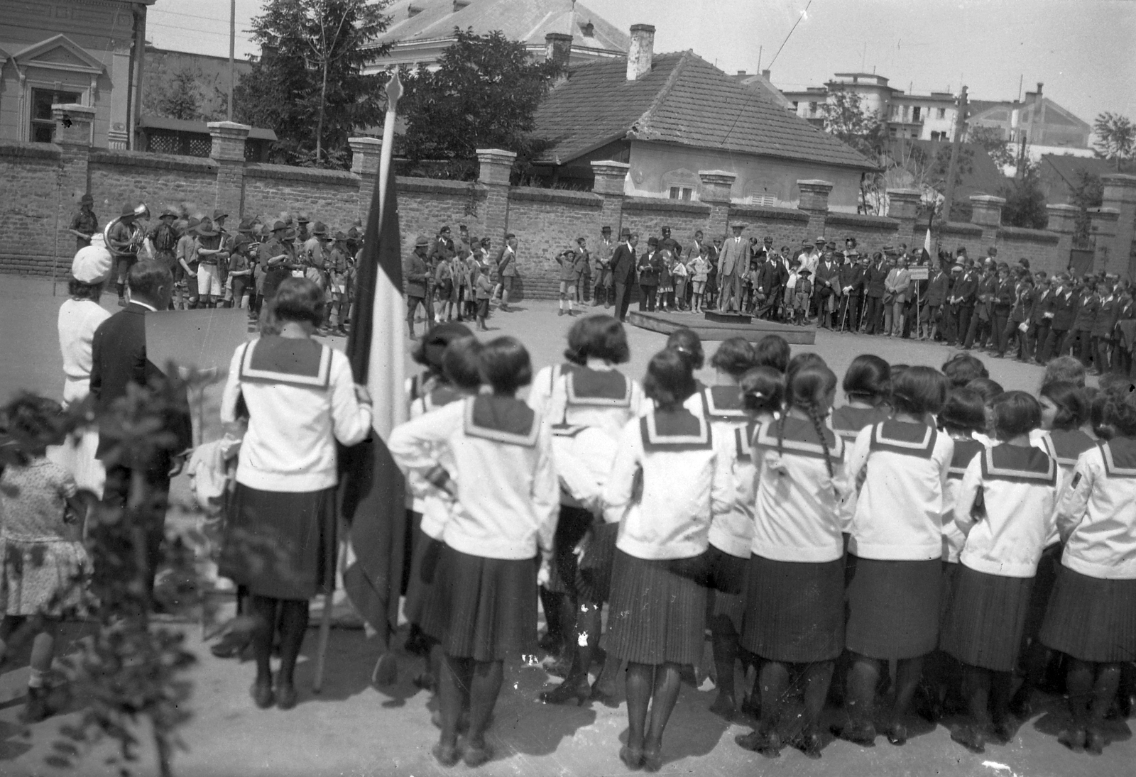 Hungary, Nyíregyháza, a Nyíregyházi Evangélikus Kossuth Lajos Gimnázium (Nyíregyházi ágostai hitvallású Evangélikus Kossuth Lajos Főgimnázium) udvara (háttérben a Nyíregyházi Evangélikus templom tetőzete)., 1935, Hegedűs Judit, flag, festive, scouting, wind band, sailor blouse, maidenhair, Fortepan #20912