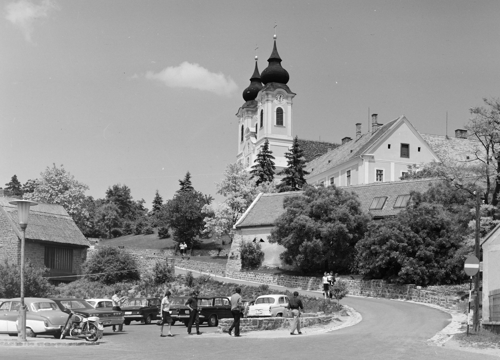 Hungary,Lake Balaton, Tihany, Kossuth Lajos utca, szemben a mai Borsos Miklós tér, fent a Bencés Apátság., 1967, FŐFOTÓ, Fortepan #209128