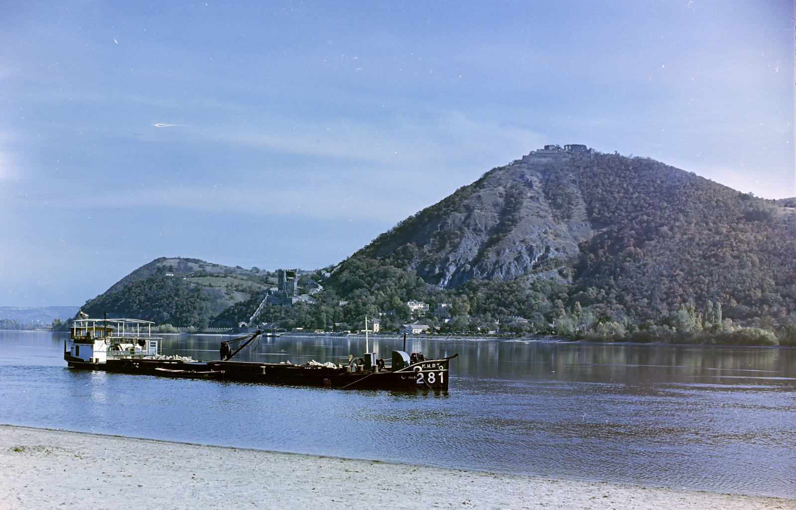 Hungary,Danube Bend, Nagymaros, a Duna-part közelében kikötött MAHART kőszállító uszály mögött, a túlparton az Alsóvár a lakótoronnyal / Salamon-torony, fenn Várhegyen a Fellegvár., 1967, FŐFOTÓ, colorful, Fortepan #209136