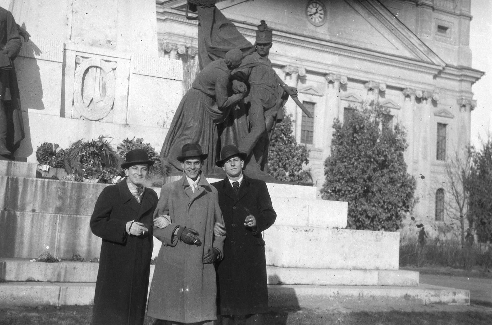 Hungary, Debrecen, Kossuth tér, háttérben a Kossuth-szoborcsoport és a Református Nagytemplom., 1938, Hegedűs Judit, hat, watch, sculpture, monument, coat, sculptural group, hold upper arms, Fortepan #20914