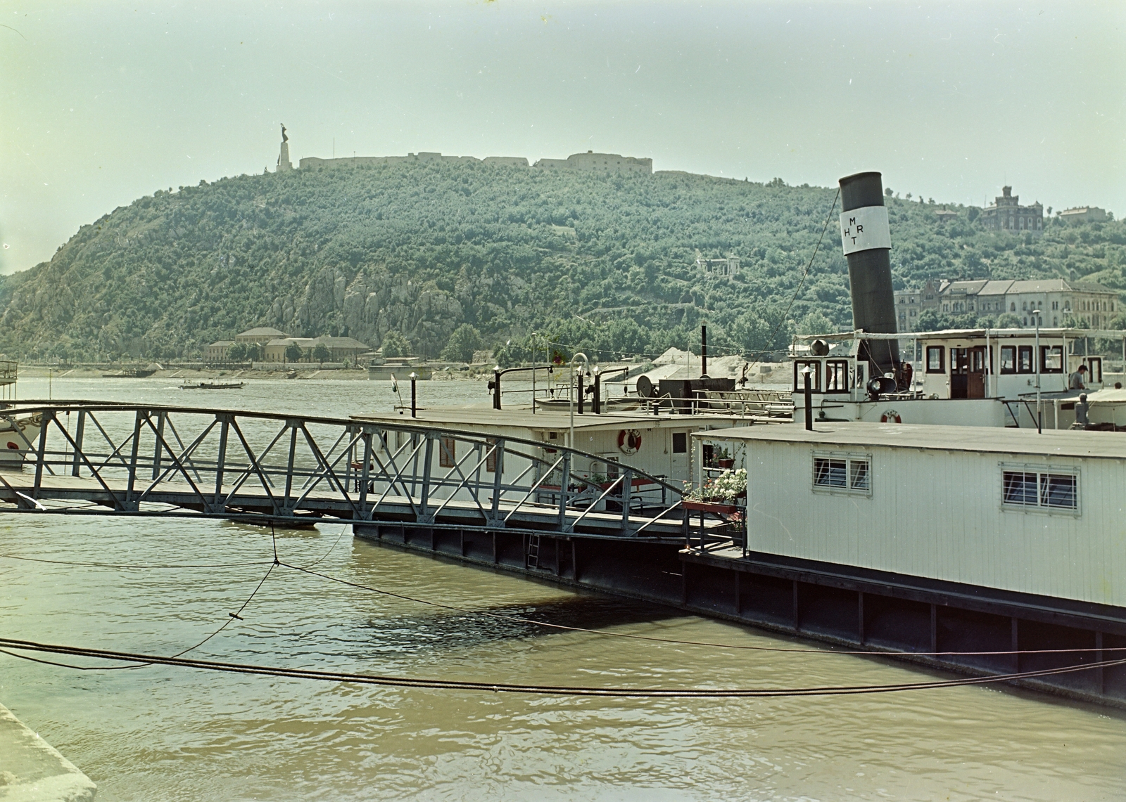 Magyarország, Budapest V., pesti alsó rakpart a Vigadó téri hajóállomásnál, háttérben a Gellért-hegy., 1961, FŐFOTÓ, Budapest, Mahart, Fortepan #209142