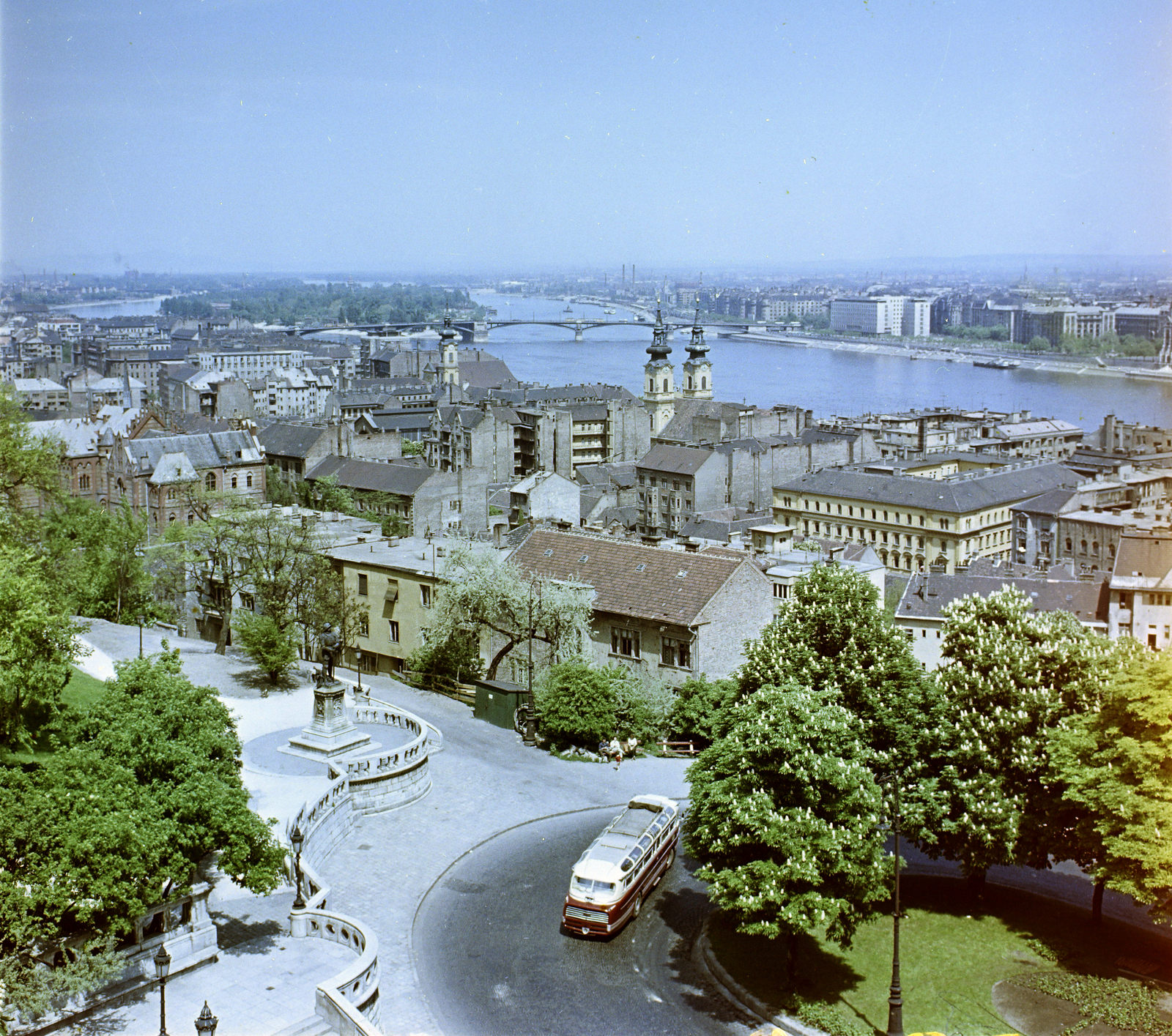 Halászbástya, kilátás a Viziváros, a Margit-sziget felé, előtérben a Hunyadi szobor és a Hunyadi János úti hajtűkanyar., 1961, FŐFOTÓ, Budapest, Fortepan #209143