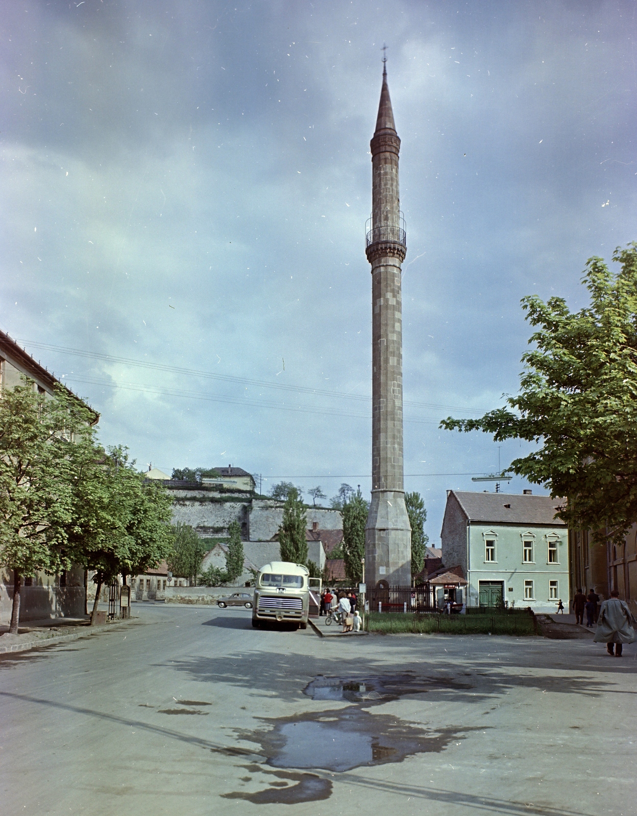 Magyarország, Eger, a Minaret a Knézich Károly utcából nézve, háttérben a vár., 1961, FŐFOTÓ, MÁVAUT-szervezet, Ikarus 55, minaret, Fortepan #209145