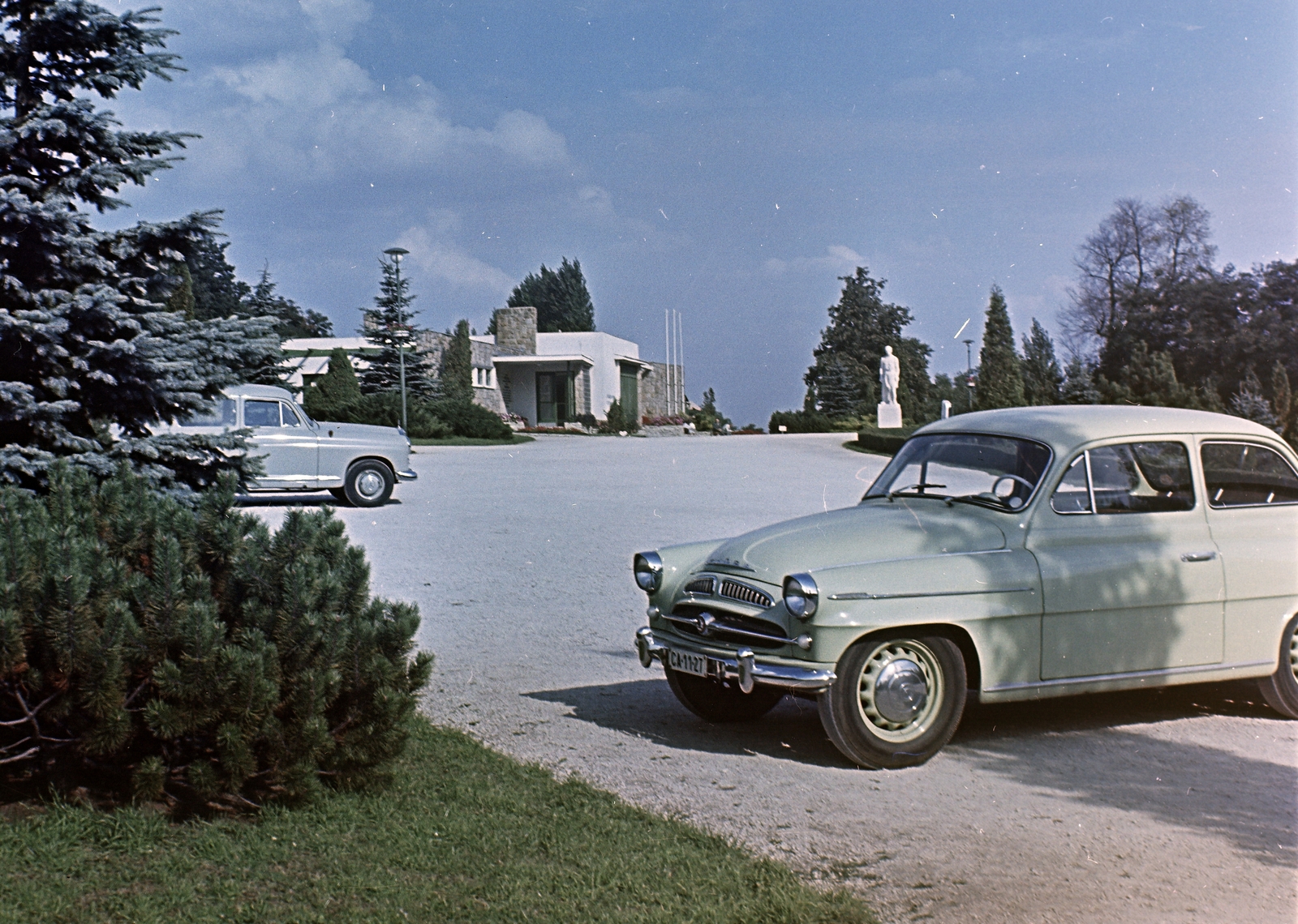 Magyarország, Budapest II., Gyermekvasút (Úttörővasút), Szépjuhászné (Ságvári liget) állomás., 1961, FŐFOTÓ, Budapest, Skoda Octavia, rendszám, Fortepan #209146