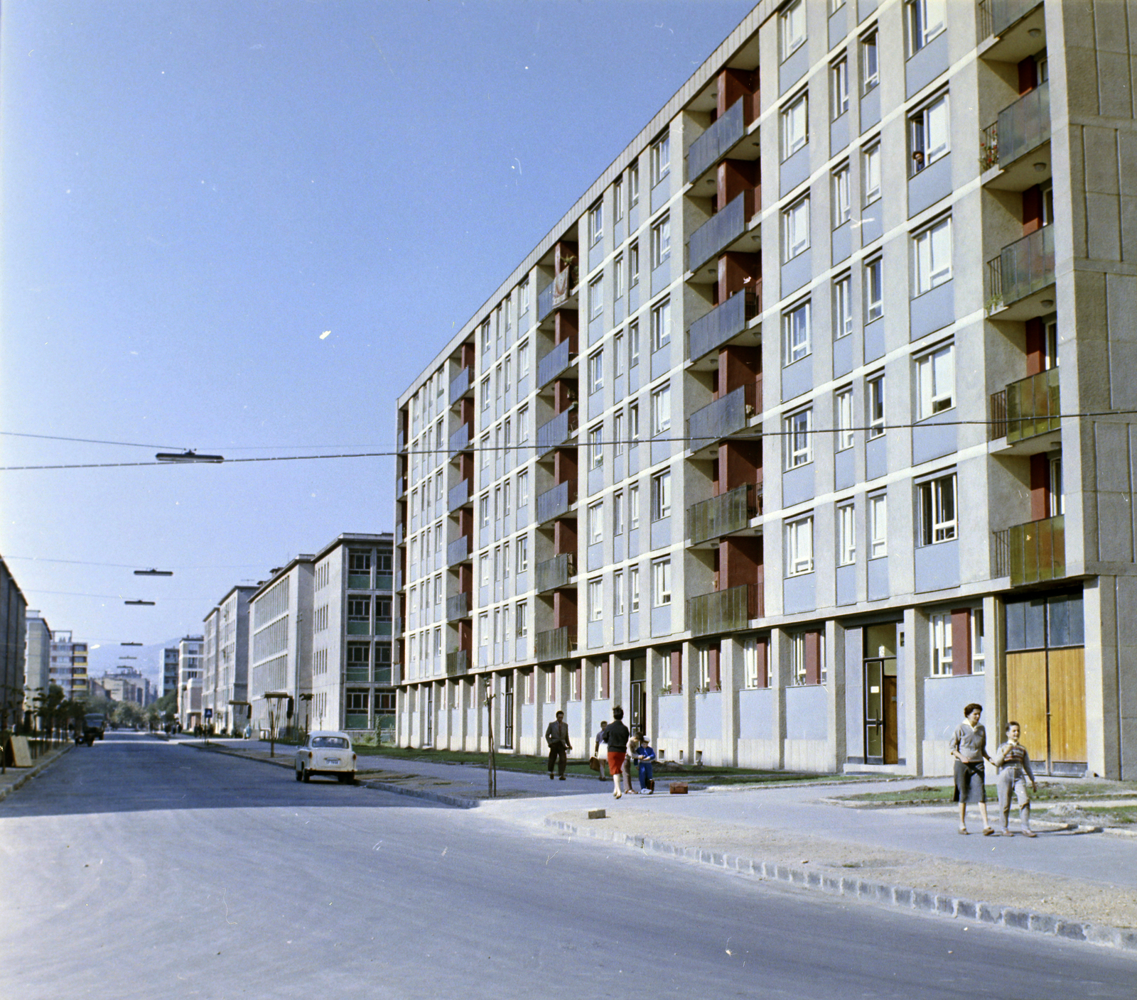 Hungary, Budapest XI., Baranyai utca, a Szerémi sortól a Fehérvári út felé nézva, középen jobbra a Baranyai utcai (később Bárdos Lajos) Általános Iskola., 1962, FŐFOTÓ, Budapest, colorful, Fortepan #209178
