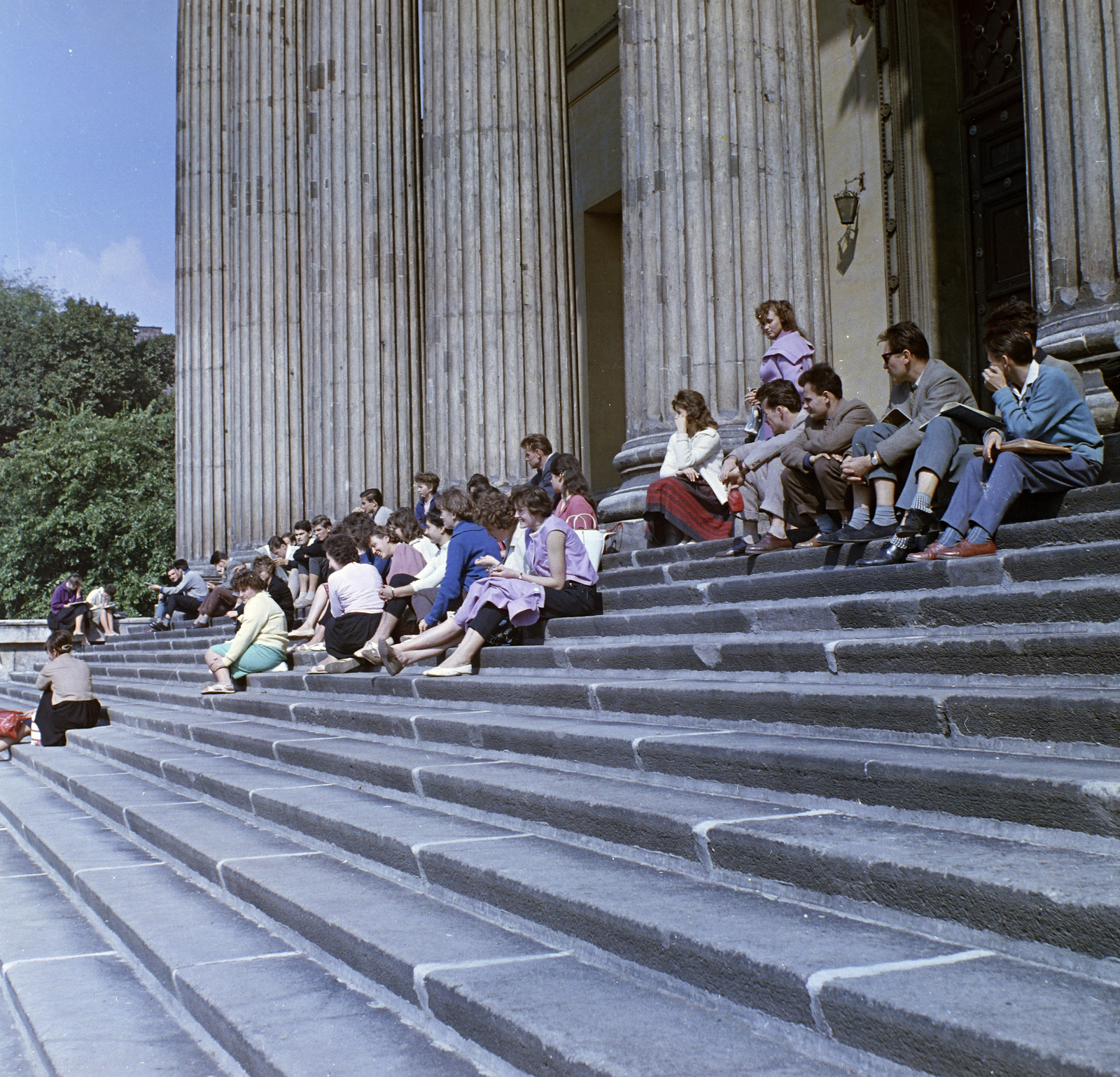 Hungary, Budapest VIII., a Magyar Nemzeti Múzeum lépcsője., 1962, FŐFOTÓ, colorful, Budapest, National museum, sitting on stairs, Fortepan #209182