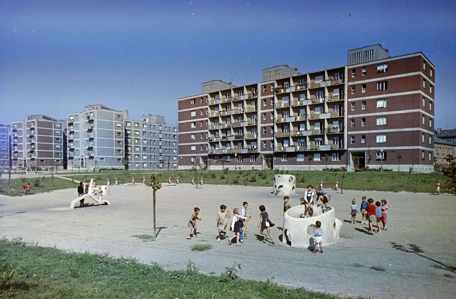 Hungary, Budapest XIII., Fiastyúk (Thälmann) utcai lakótelep, a Tahi utca 50-54. számú ház előtti park., 1962, FŐFOTÓ, playground, blocks, Budapest, Best of, colorful, kids, Fortepan #209188