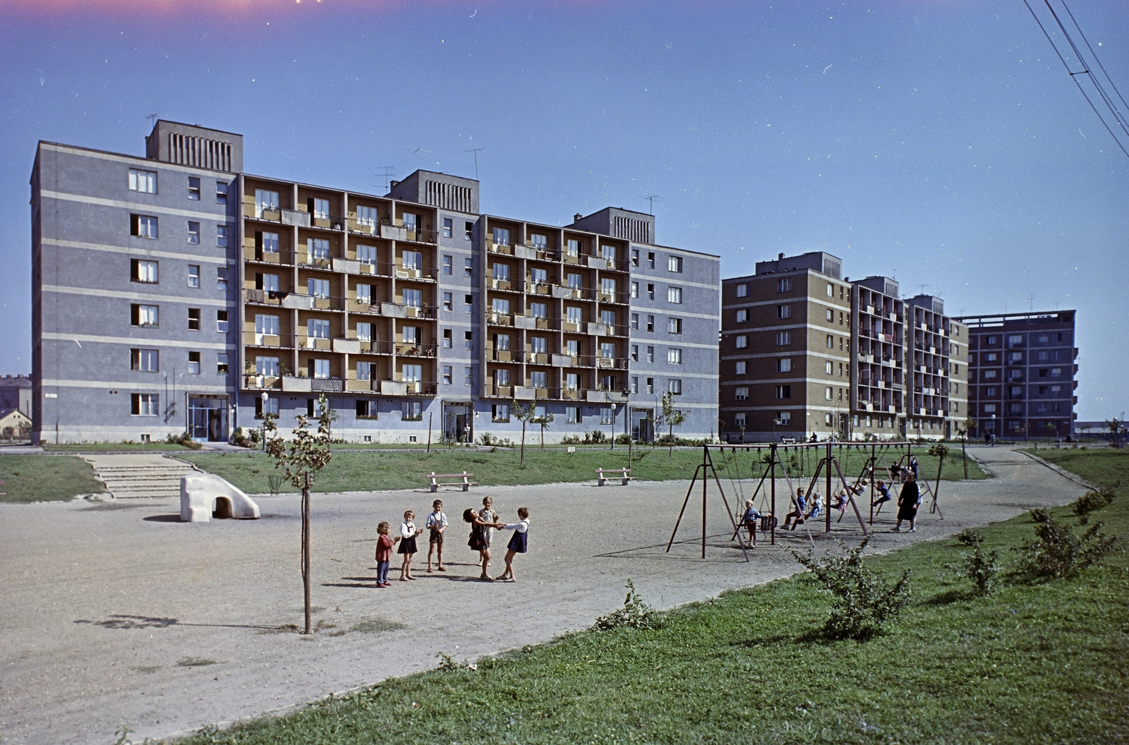 Hungary, Budapest XIII., Fiastyúk (Thälmann) utcai lakótelep, a Tahi utca 50-54. előtti park., 1962, FŐFOTÓ, playground, Budapest, blocks, Fortepan #209189