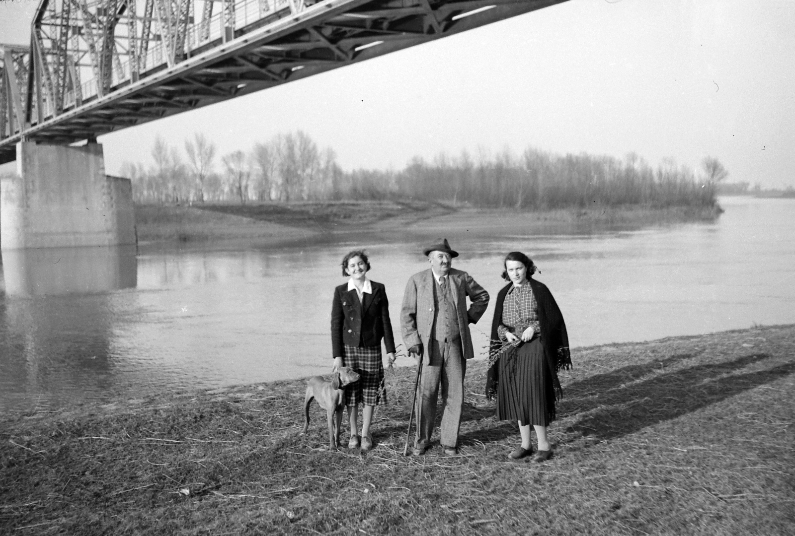 Hungary, Balsa, a Nyírvidéki kisvasút hídja Tisza felett., 1940, Hegedűs Judit, railway, bridge, dog, Tisza bridge, shore, narrow-gauge railway, three people, Fortepan #20919