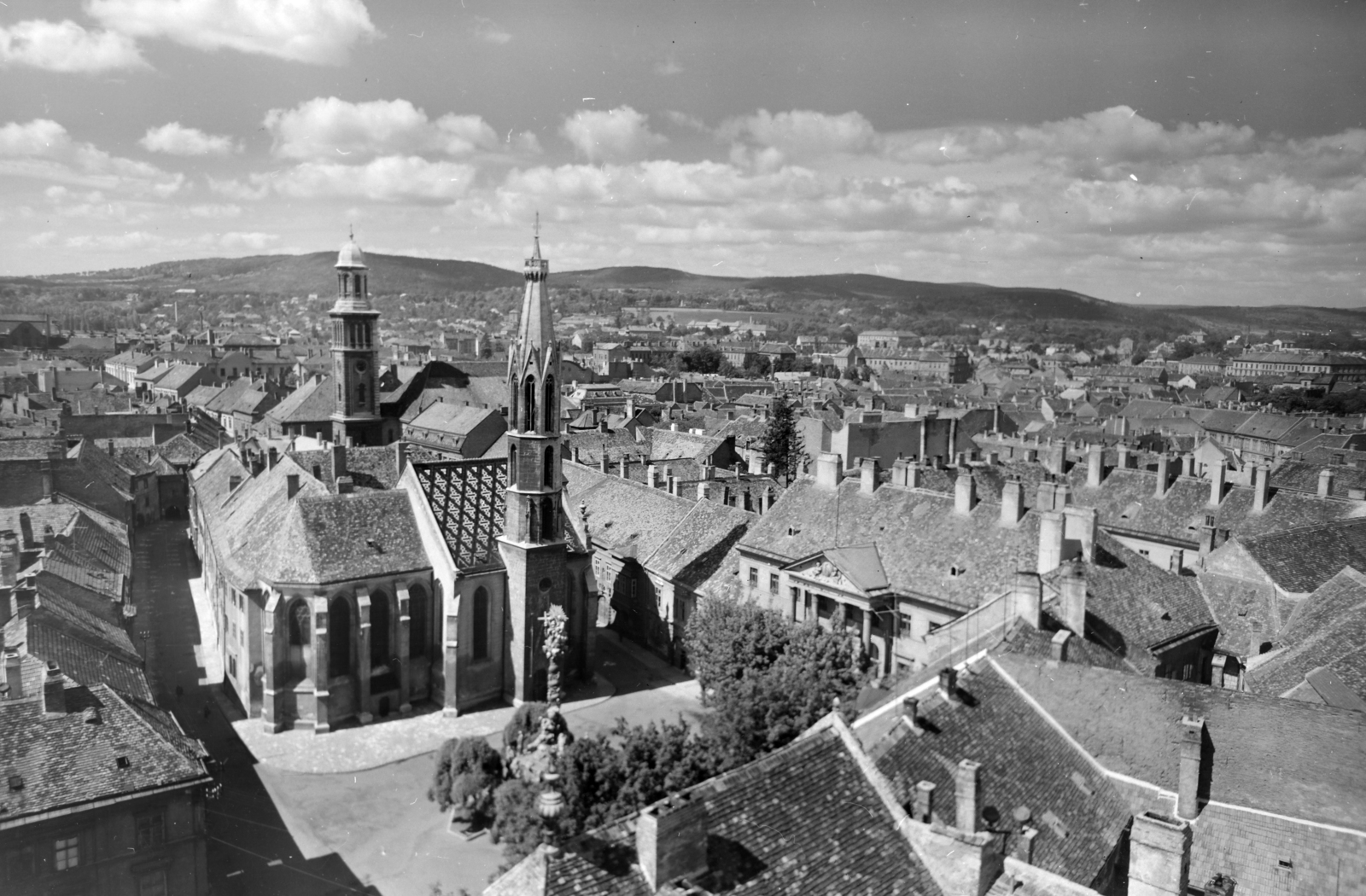 Magyarország, Sopron, kilátás a Tűztoronyból a belváros felé. Előtérben a bencés templom (Kecske templom). távolabb az evangélikus templom., 1962, FŐFOTÓ, templom, panorámakép, Fortepan #209208