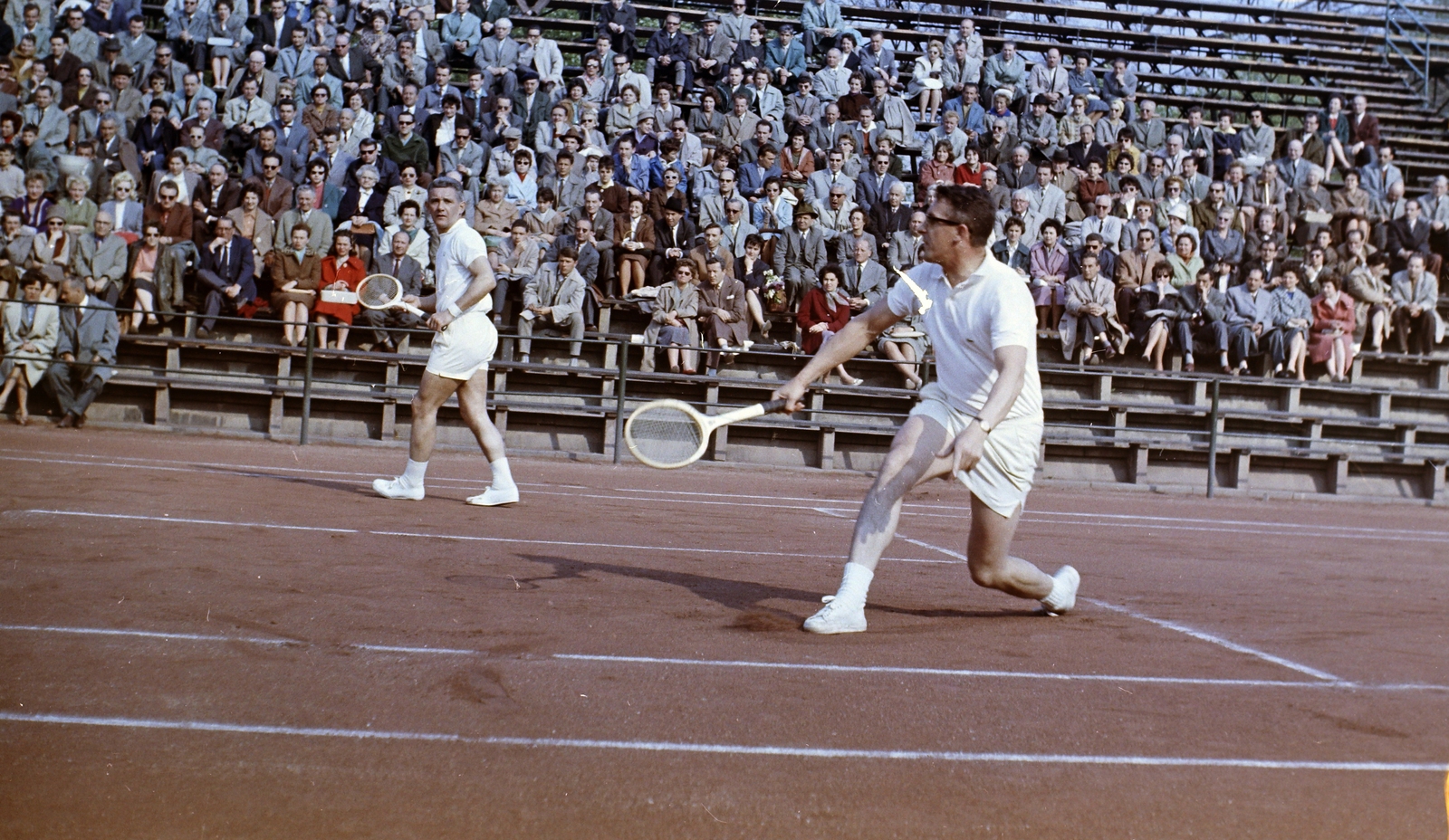 Magyarország, Margitsziget, Budapest, Dózsa teniszstadion. Magyaroszág - Luxemburg 5:0, Davis Kupa-teniszviadal. Gaston Wampach és Joseph Offenheim luxemburgi teniszezők., 1962, FŐFOTÓ, tenisz, teniszütő, salak, Fortepan #209212