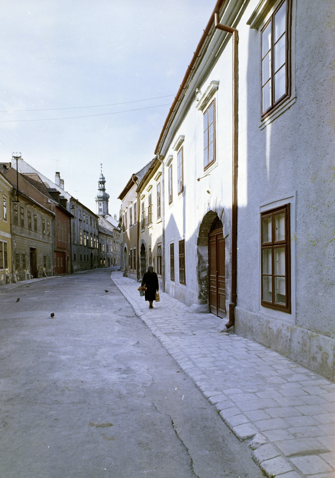 Hungary, Sopron, Új utca a Fő (Beloiannisz) tér felé nézve, háttérben a Tűztorony., 1962, FŐFOTÓ, colorful, Fortepan #209215