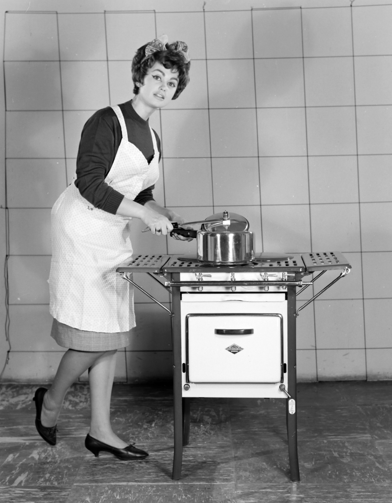 Hungary, a Fővárosi Gázkészülékgyártó Vállalat (FÉG) T4.1 típusú háztartási gáztűzhelye, alsó / felső lángállítóval., 1962, FŐFOTÓ, kitchen, cooking, gas stove, cooking-stove, pressure-cooker, kitchenware, advertising photography, Fortepan #209239