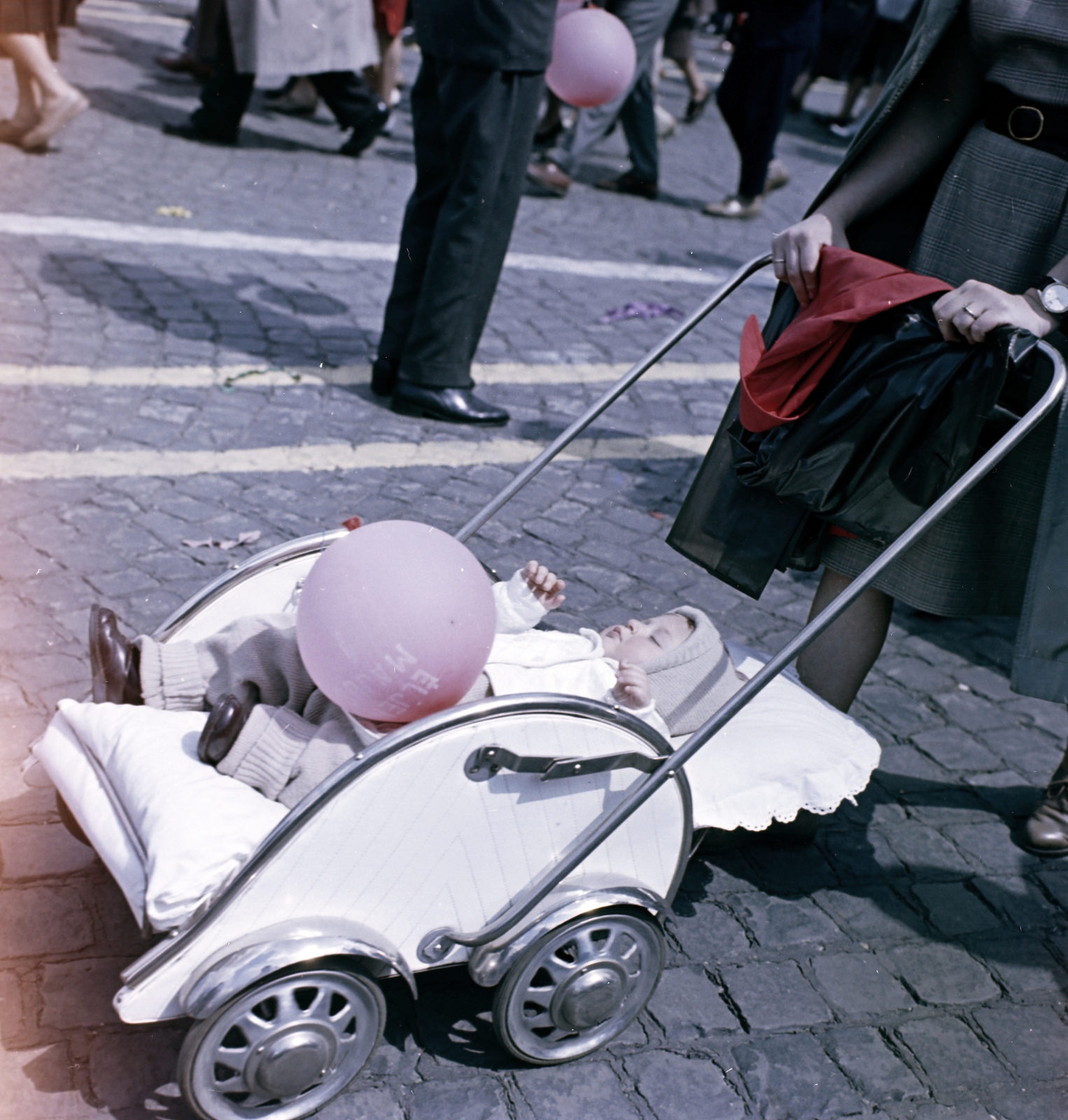 Hungary, Budapest XIV., Ötvenhatosok tere (Felvonulási tér), május 1-i felvonulás., 1963, FŐFOTÓ, baby carriage, Budapest, 1st of May parade, colorful, Fortepan #209251
