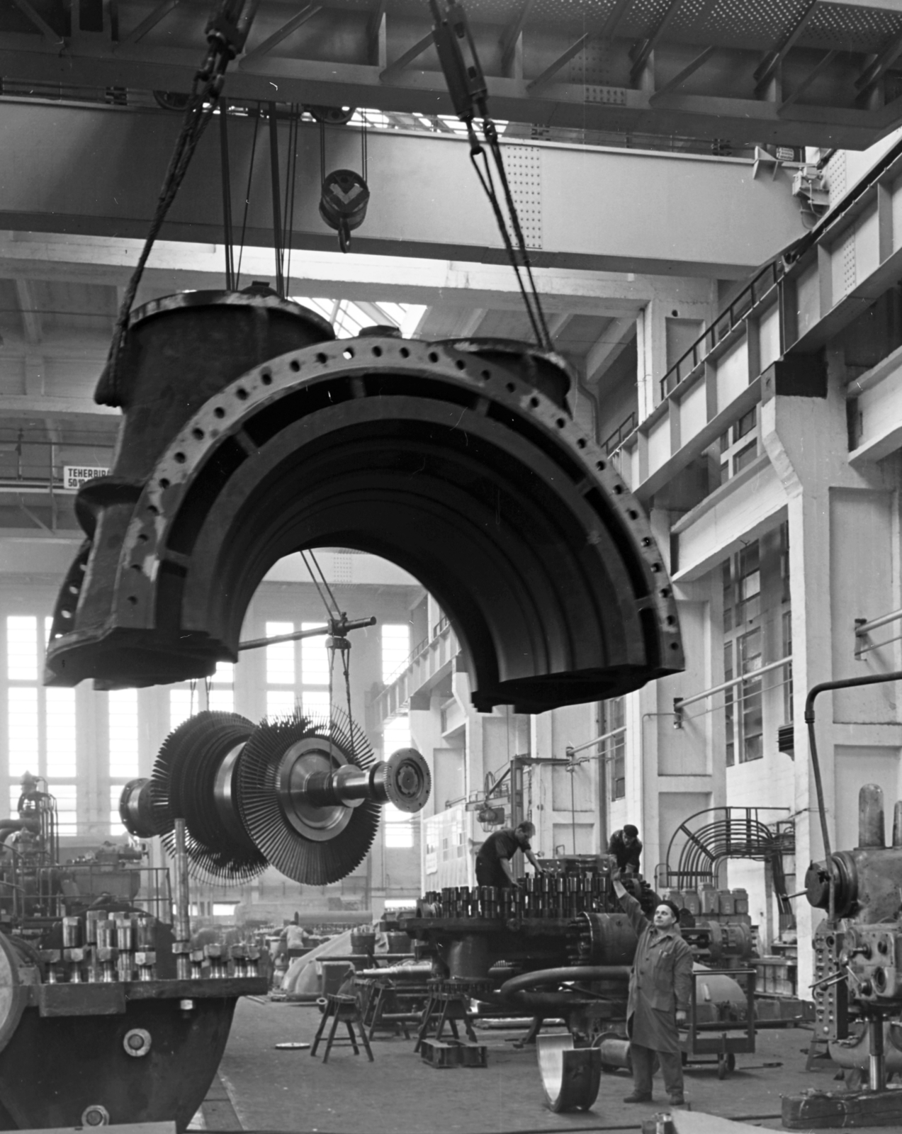 Hungary, Budapest XIII., Váci út 152-156., Láng Gépgyár, turbina összeszerelő üzem., 1962, FŐFOTÓ, factory, factory, craneway, turbine, Budapest, Fortepan #209255
