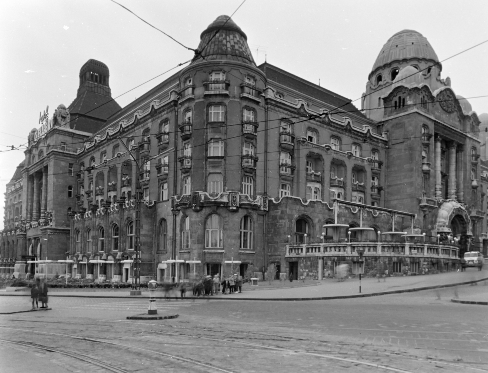 Hungary, Budapest XI., Szent Gellért tér, Gellért Szálló. Jobbra a Kelenhegyi úti oldalon a fürdő bejárata., 1962, FŐFOTÓ, hotel, Budapest, Fortepan #209256