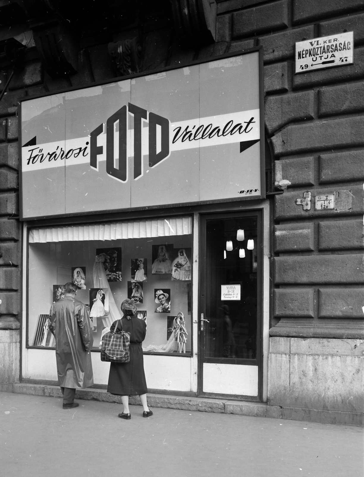 Magyarország, Budapest VI., Andrássy út (Népköztársaság útja) 47., a Fővárosi Fotó Vállalat (FŐFOTÓ) műterme., 1962, FŐFOTÓ, kirakat, fotószaküzlet, Budapest, Főfotó vállalat, Fortepan #209261