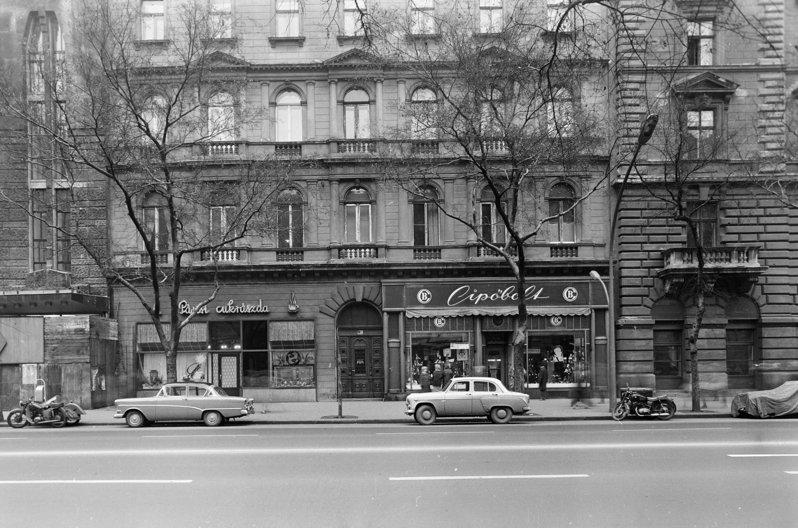 Hungary, Budapest VI., Andrássy út (Népköztársaság útja) 37., Párisi cukrászda. Balra az elkerített Divatcsarnok bejárata., 1962, FŐFOTÓ, Show window, pastry shop, shoe store, Budapest, Fortepan #209263
