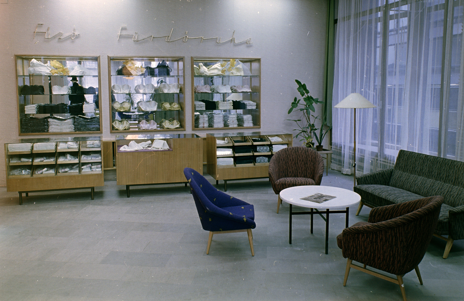 Hungary, Budapest V., Vörösmarty tér 3., a Luxus Áruház női fehérnemű osztálya. Az ablakon keresztül a Deák Ferenc utcai Chemolimpex-OTP-irodaház látszik., 1963, FŐFOTÓ, Budapest, Fortepan #209273