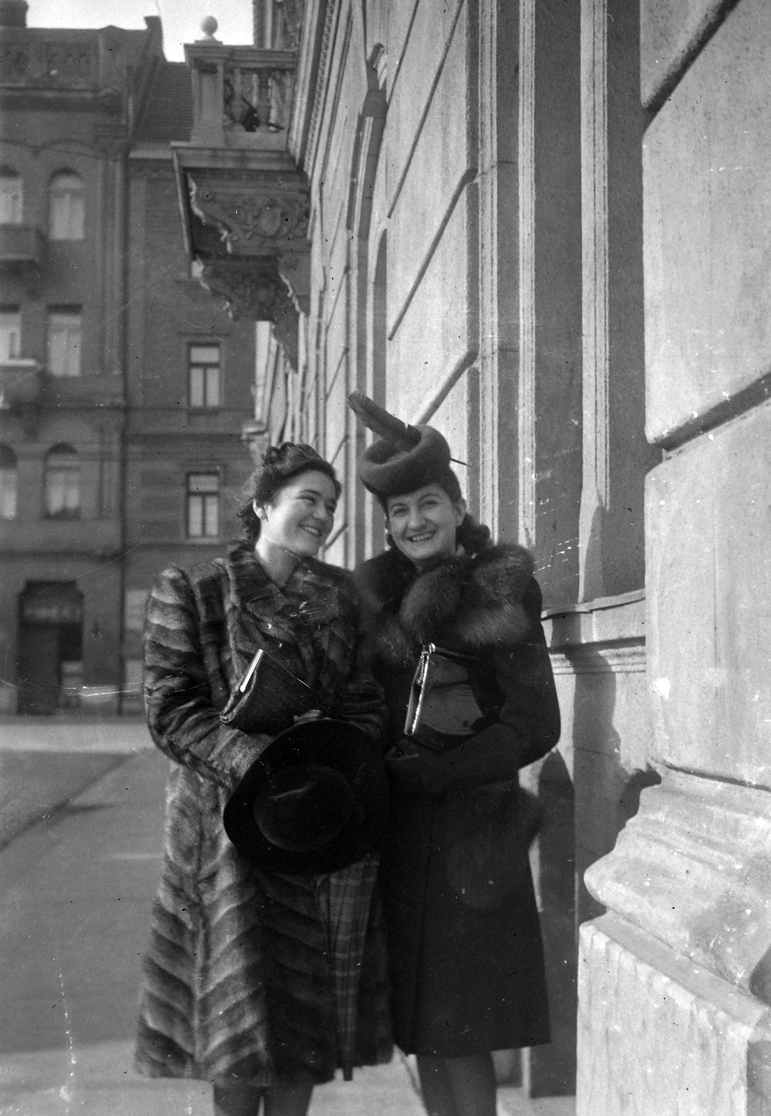 Hungary, Budapest II., Komjádi Béla (Monitor) utca a Frankel Leó (Zsigmond király) út felé nézve., 1940, Hegedűs Judit, fashion, hat, fur coat, double portrait, Budapest, hat in hand, Fortepan #20929