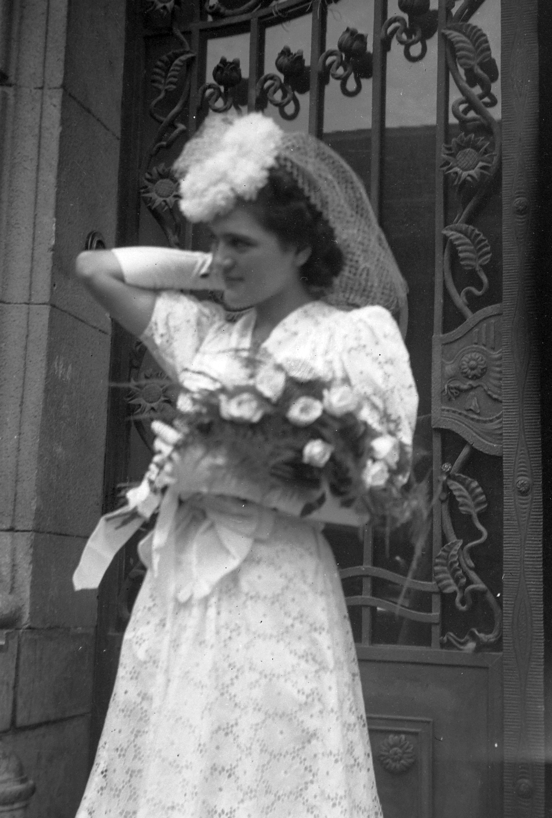 Hungary, Budapest II., Komjádi Béla (Monitor) utca 3. sz. ház kapuja., 1942, Hegedűs Judit, bride, bouquet, forged steel door, Budapest, Fortepan #20930
