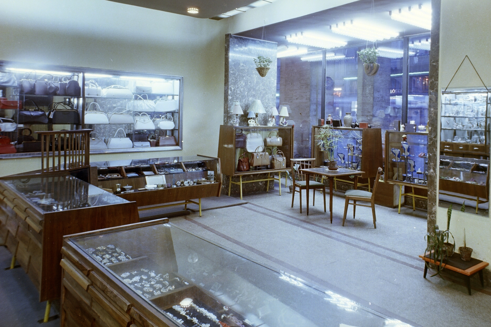 Hungary, Budapest VII.,Budapest VIII., ajándékbolt a Rákóczi út 52-ben, az üzlet portálján keresztül a Palace szálló bejárata látható.
, 1962, FŐFOTÓ, bag, shop interior, Budapest, leather goods, Fortepan #209304