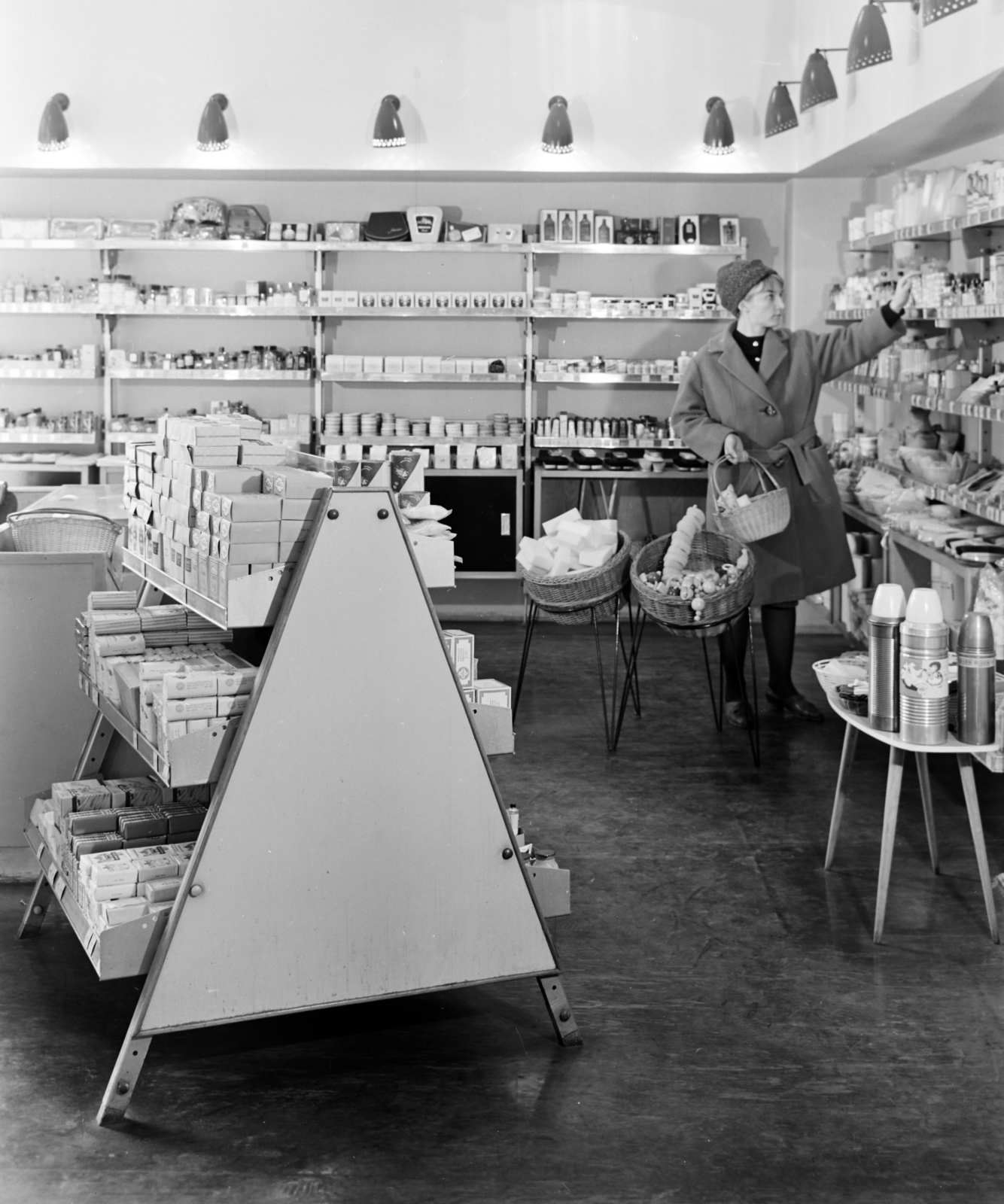 1962, FŐFOTÓ, shopping, rowing boat, shop interior, Fortepan #209314